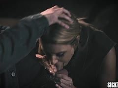 Blonde Milf saugt beim Blasen an seinen Eiern