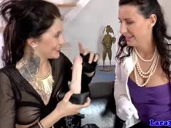 Dildoparty gipfelt in heißem Strap-on-Fick