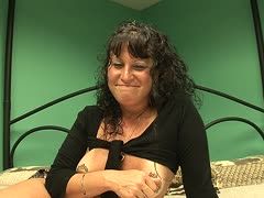 Oma mit Piercings zeigt sich beim Masturbieren