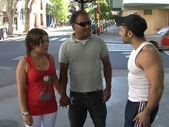 Oma trifft zwei heiße Typen