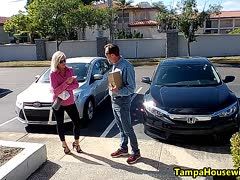 Paketmann fickt die geile Milf