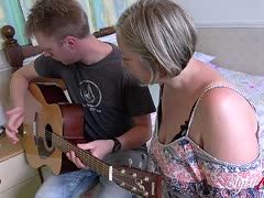 Rentnerin treibts mit jungem Gitarrenboy